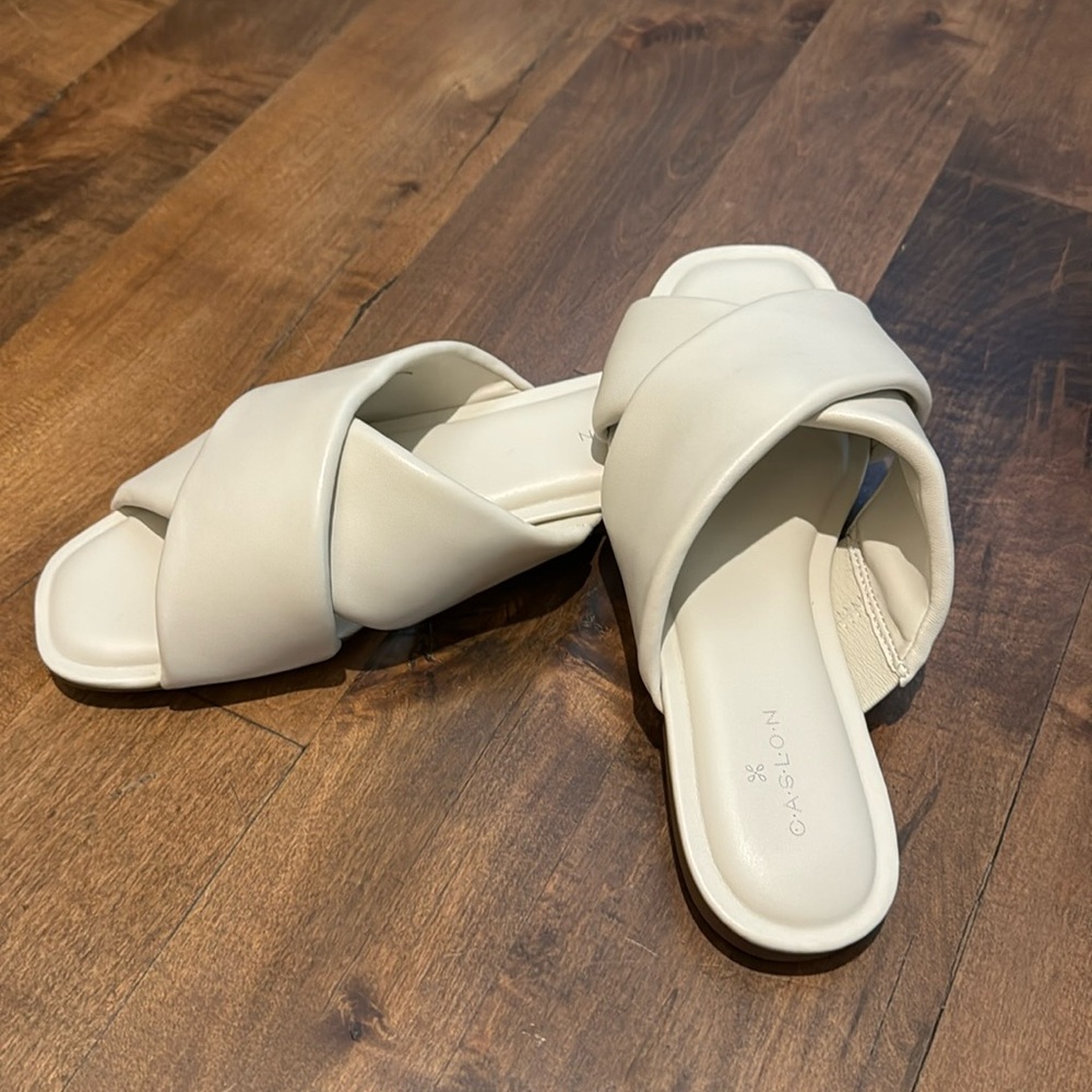 Caslon flats